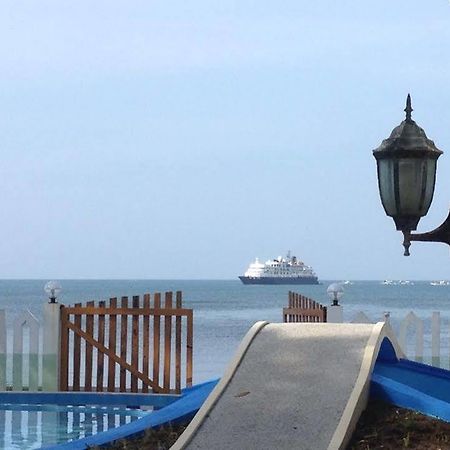 Agm Beachfront Resort Donsol Exteriör bild